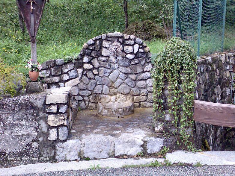 Antica fontanella a Trava.jpg